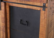 Nahaufnahme einer Vitrine mit rustikalem Holzrahmen und schwarzer Metalltür, seitliche Perspektive.