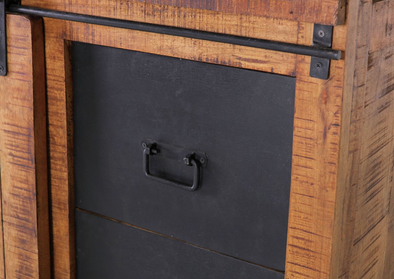 Close-up van een vitrinekast met een rustiek houten frame en een zwarte metalen deur, gezien vanaf de zijkant.