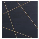 Nahaufnahme der Tischplatte eines Beistelltisches mit schwarzer Oberfläche und goldenen diagonalen Linien.