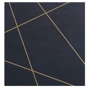 Nahaufnahme der Tischplatte eines Beistelltisches mit schwarzer Oberfläche und goldenen diagonalen Linien.