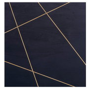 Nahaufnahme der Tischplatte eines Beistelltisches mit schwarzer Oberfläche und goldenen diagonalen Linien.