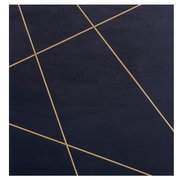 Nahaufnahme der Tischplatte eines Beistelltisches mit schwarzer Oberfläche und goldenen diagonalen Linien.