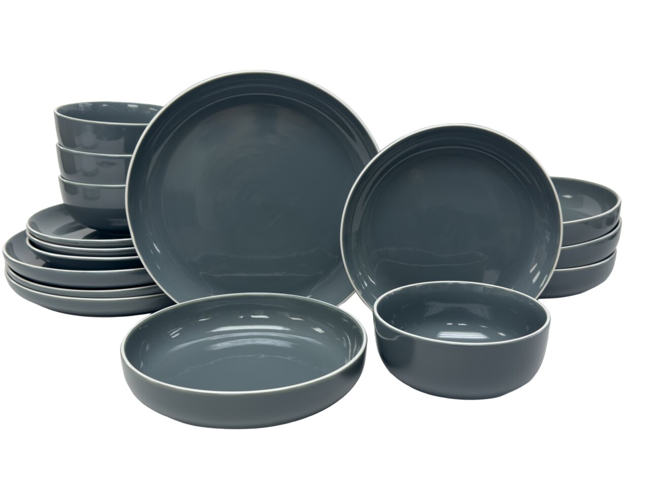 Een donkergrijs servies van porselein, bestaande uit borden en schalen, gezien van voren.