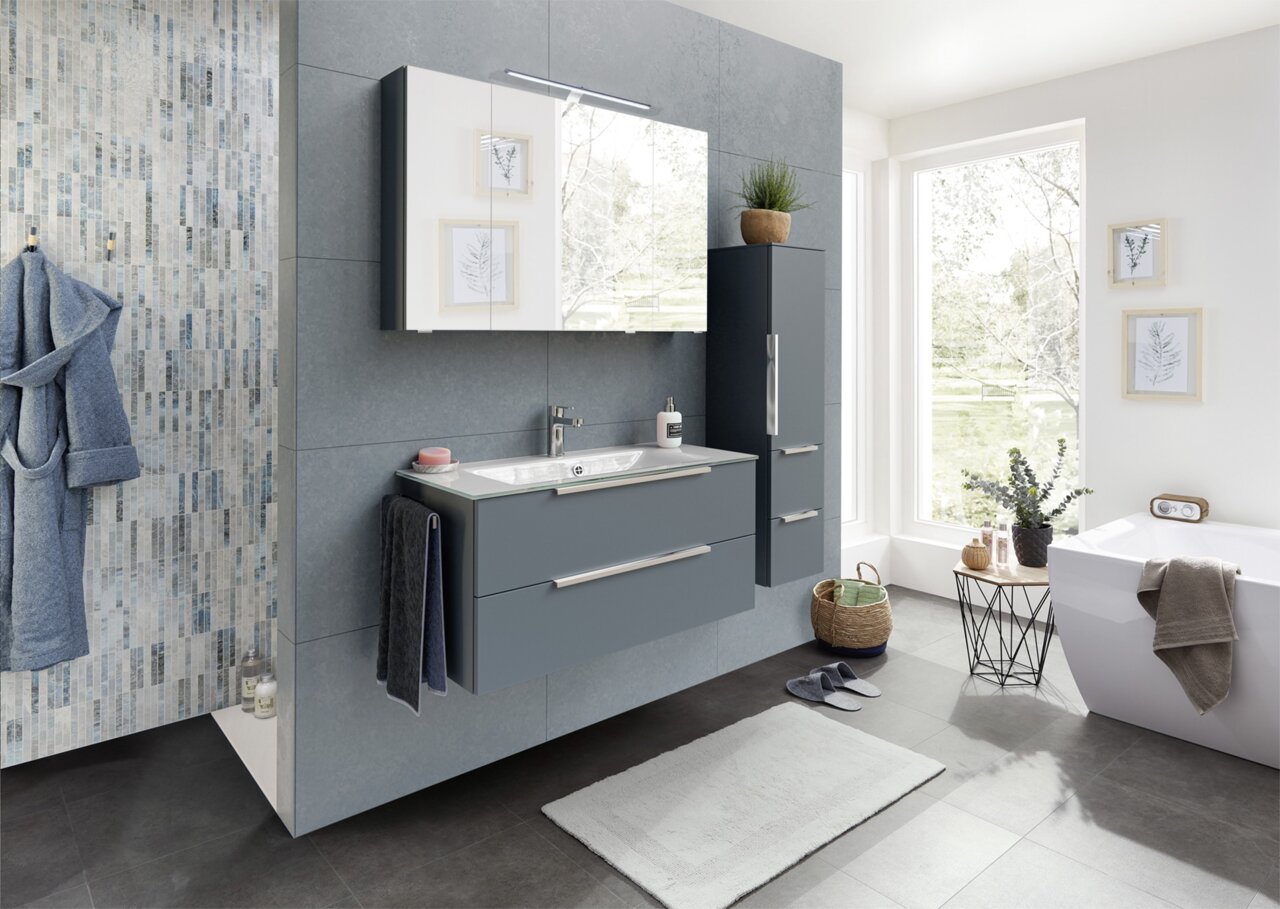 Sadena Badkombination KÖLN Moderne Badkombination mit grauen Schränken, Waschbecken und Spiegel, seitliche Perspektive