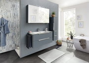 Moderne Badkombination mit grauen Schränken, Waschbecken und Spiegel, seitliche Perspektive