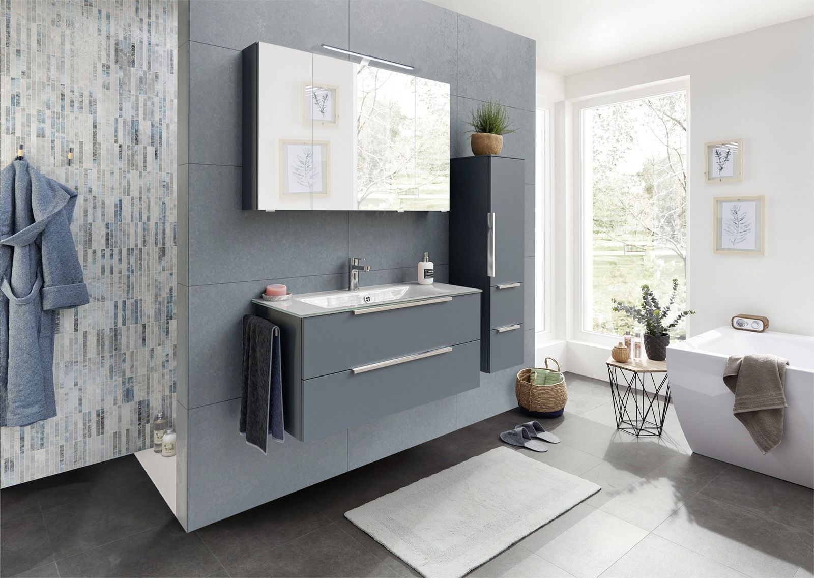 Moderne Badkombination mit grauen Schränken, Waschbecken und Spiegel, seitliche Perspektive