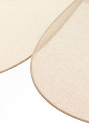 Nahaufnahme der Textur einer Hängeleuchte mit beigem Stoff, perspektivisch von oben betrachtet.