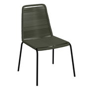 Moderner Stapelstuhl mit grünem Geflecht und schwarzem Metallgestell, seitliche Perspektive