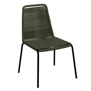 Moderner Stapelstuhl mit grünem Geflecht und schwarzem Metallgestell, seitliche Perspektive