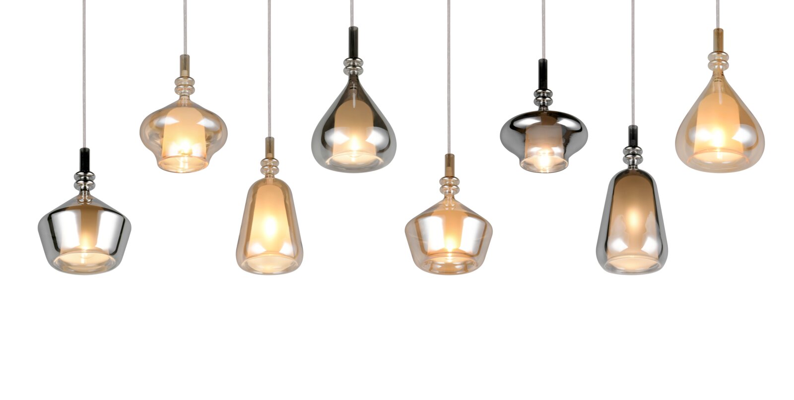Mehrere moderne Pendelleuchten mit mundgeblasenen Glasschirmen in Rauch- und Bernsteintönen, eingeschaltet vor weißem Hintergrund, Frontalansicht