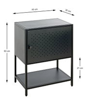 Schwarzer Metall-Nachttisch/Beistellschrank mit perforierter Tür, Ablageboden und Griff, Maße ca. 45 x 30 x 60 cm, in schräger Frontansicht (3/4-Perspektive) freigestellt.