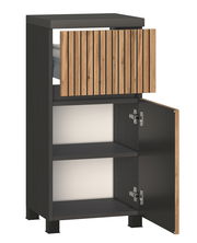 Moderner Unterschrank mit offenem Design, zwei Türen, eine mit Holzlamellen, aus dunklem Holz, frontal betrachtet.