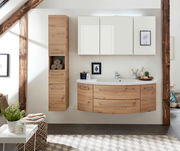 Moderner Hochschrank aus Holz in einem stilvollen Badezimmer, frontal betrachtet.