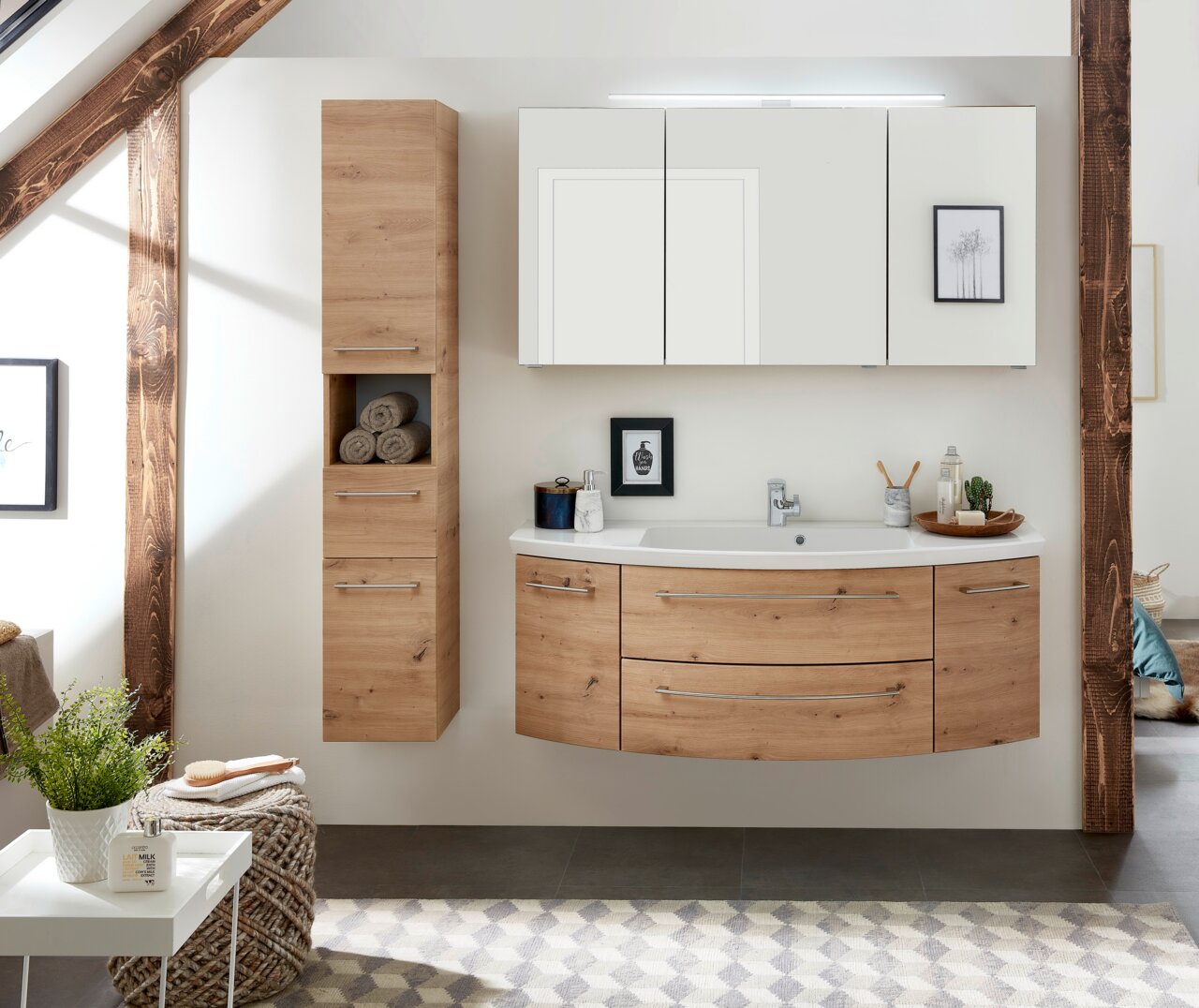Moderner Hochschrank aus Holz in einem stilvollen Badezimmer, frontal betrachtet.