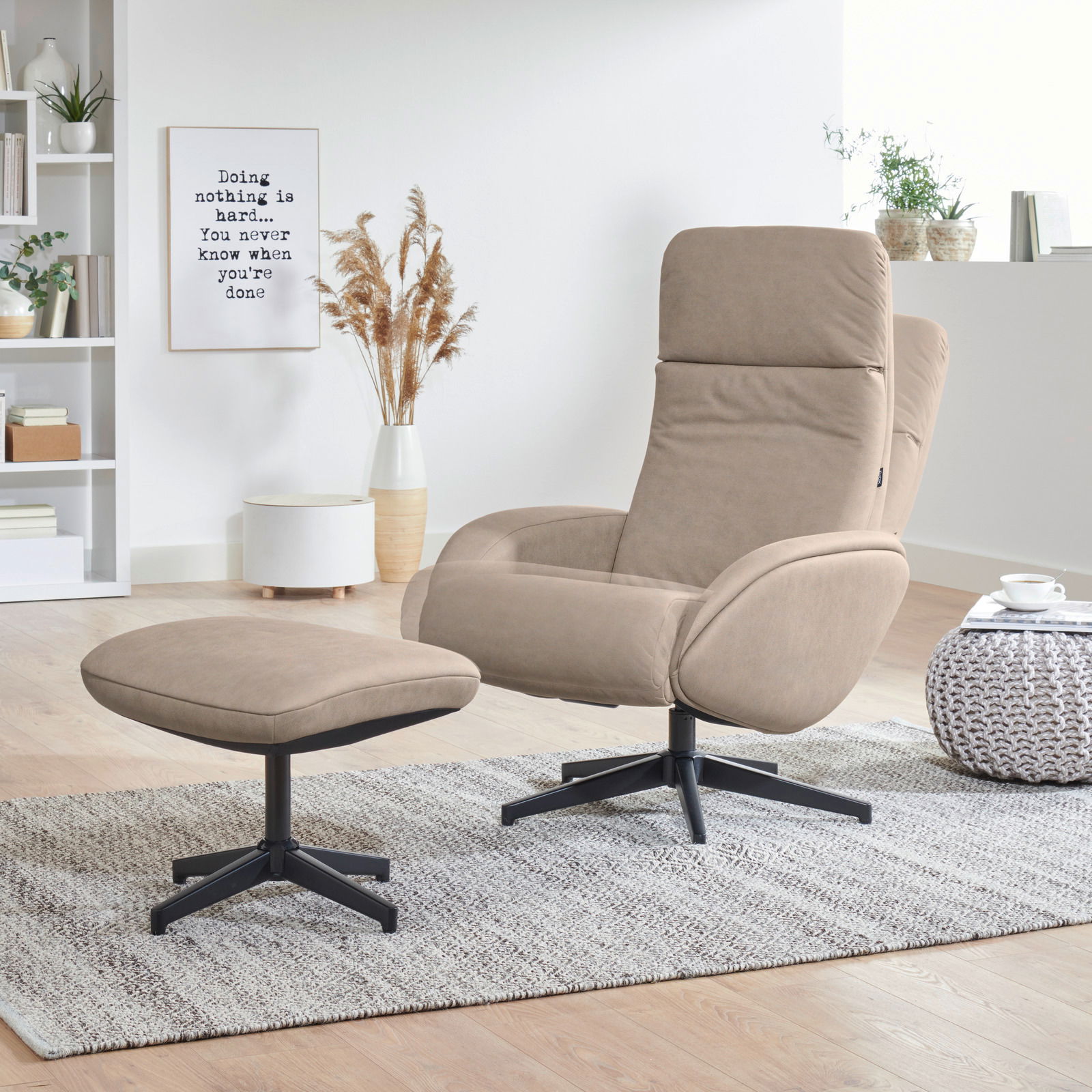 Beiger Relaxsessel mit Hocker auf einem Teppich in einem modernen Wohnzimmer, seitliche Perspektive.