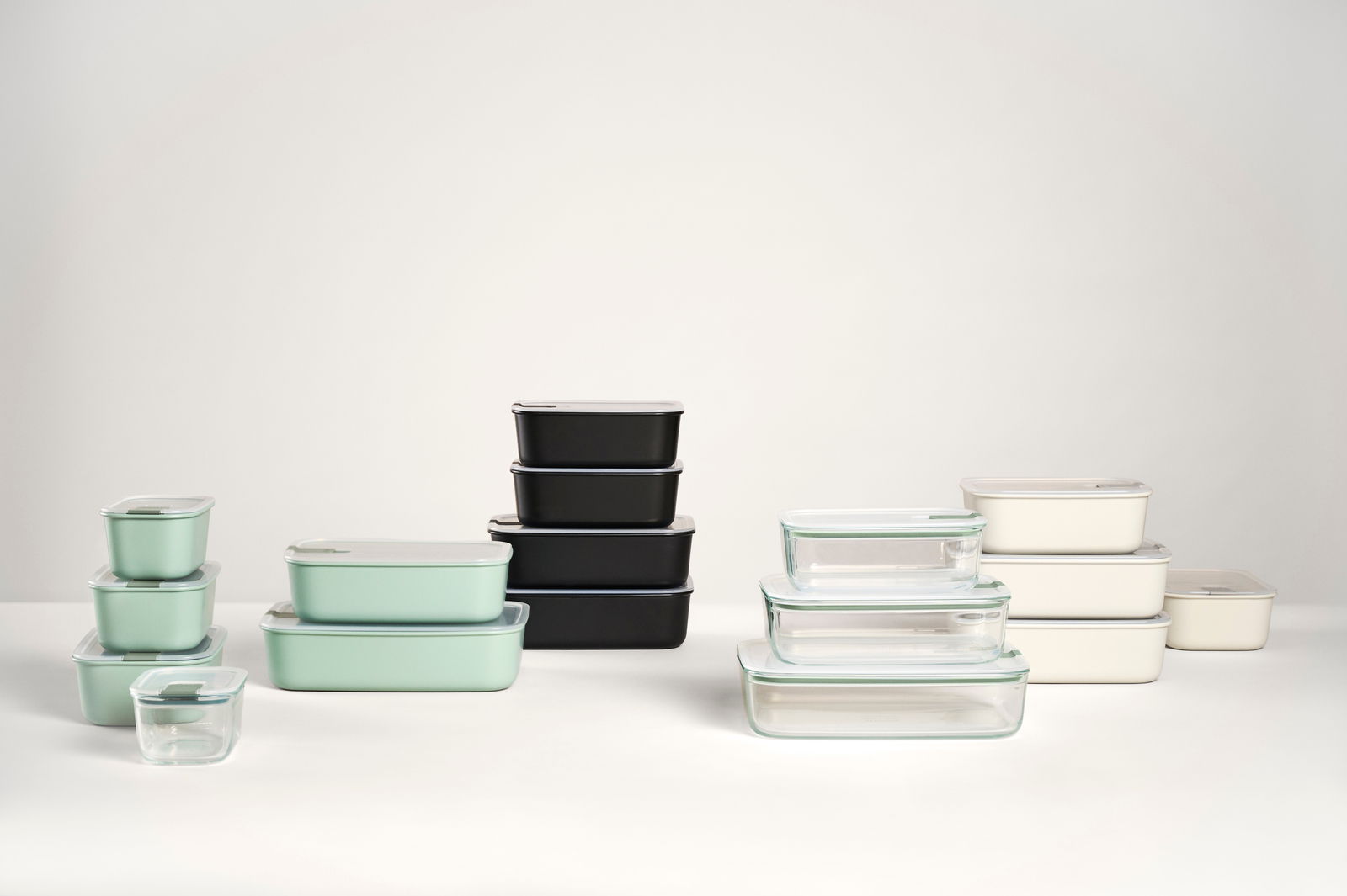 Mepal Frischhaltedose Nordic black EASYCLIP Verschiedene Frischhaltedosen in verschiedenen Farben und Größen, frontal angeordnet.