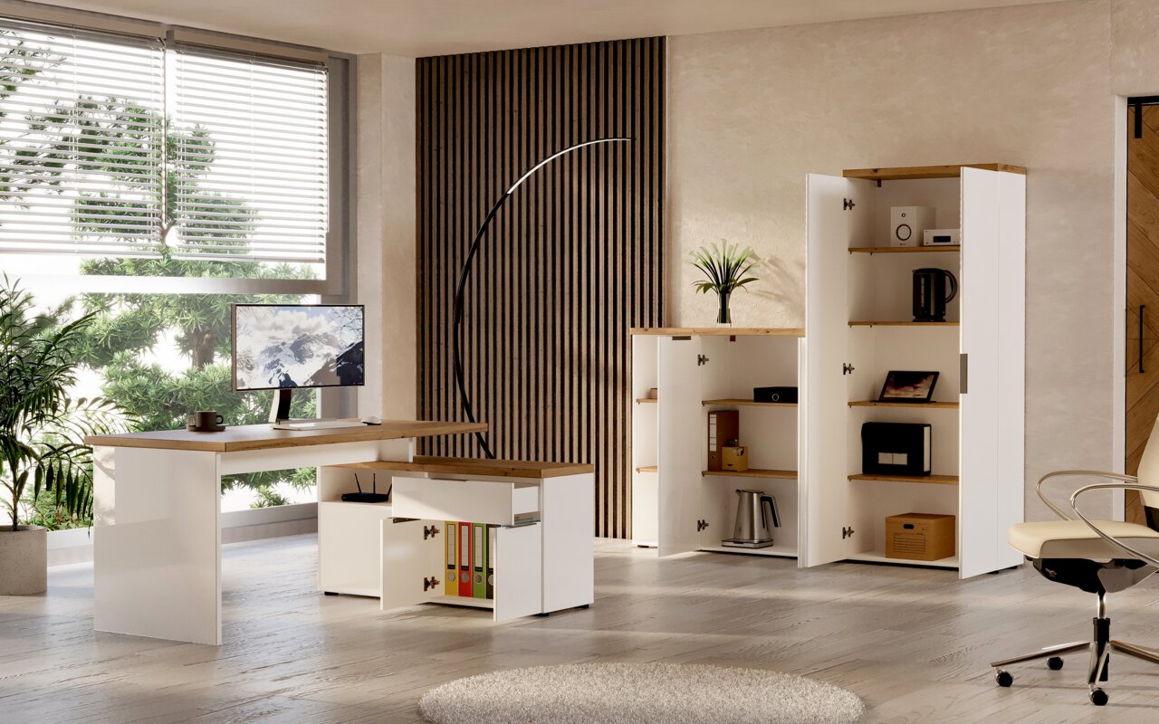 Een modern hoekbureau in een stijlvol kantoor, gezien vanaf de linkerkant, omringd door archiefkasten en boekenplanken, met een computerscherm en planten als decoratie.