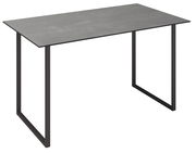 Moderner Loungetisch mit rechteckiger Betonplatte und schwarzem Metallgestell, seitliche Perspektive