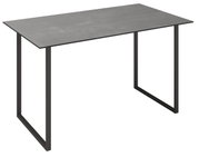 Moderner Loungetisch mit rechteckiger Betonplatte und schwarzem Metallgestell, seitliche Perspektive