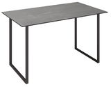 Moderner Loungetisch mit rechteckiger Betonplatte und schwarzem Metallgestell, seitliche Perspektive