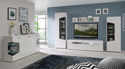 Moderne Wohnzimmermöbel in Weiß mit Vitrinen, Sideboard und TV-Lowboard, seitliche Perspektive