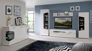 Moderne Wohnzimmermöbel in Weiß mit Vitrinen, Sideboard und TV-Lowboard, seitliche Perspektive