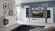 Moderne Wohnzimmermöbel in Weiß mit Vitrinen, Sideboard und TV-Lowboard, seitliche Perspektive