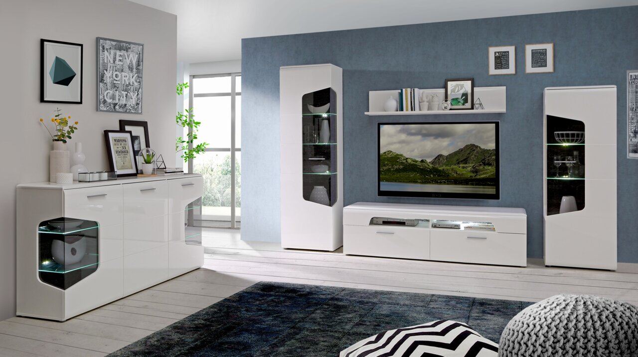 Moderne Wohnzimmermöbel in Weiß mit Vitrinen, Sideboard und TV-Lowboard, seitliche Perspektive
