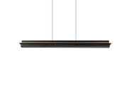 Moderne LED-Hängeleuchte in Schwarz und Gold, seitliche Perspektive