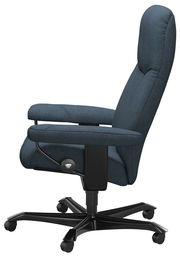 Seitliche Ansicht eines blauen Chefsessels mit Armlehnen und Rollen.