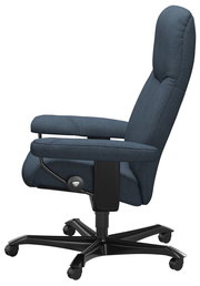 Seitliche Ansicht eines blauen Chefsessels mit Armlehnen und Rollen.