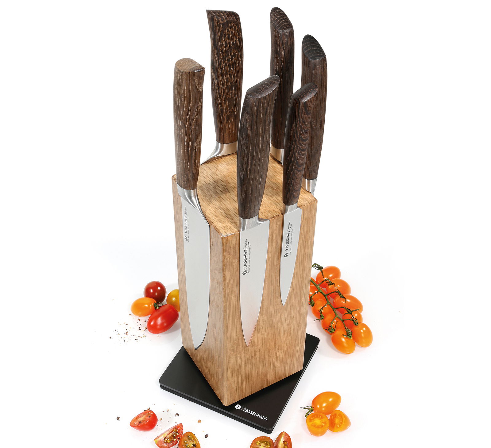 Magnet-Messerblock aus Eiche mit sechs Messern, von oben fotografiert, umgeben von Kirschtomaten.