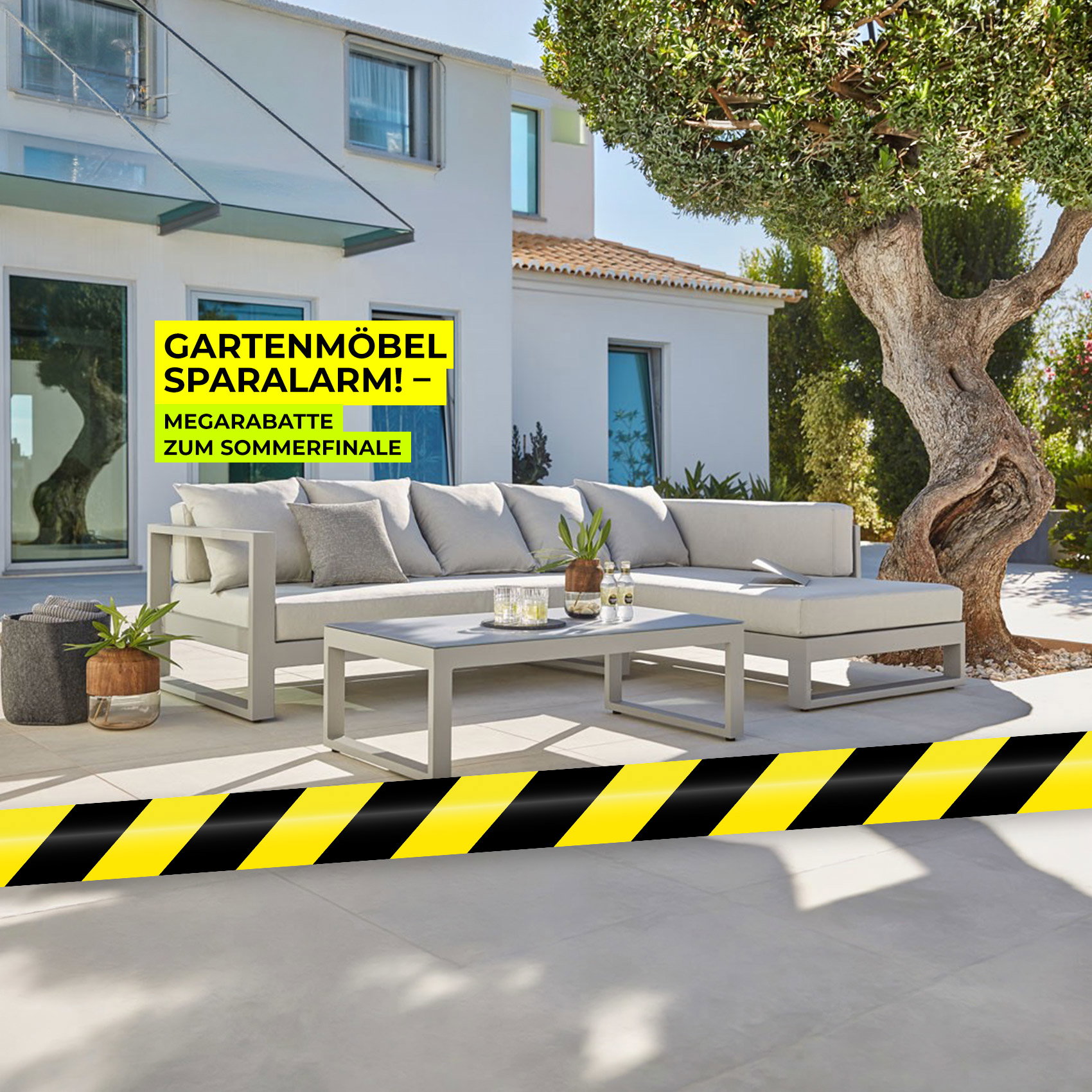 Moderne Gartenlounge auf Terrasse vor Haus, Werbebanner mit Sommerfinale und Sparalarm für Gartenmöbel.