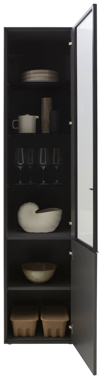 Schwarze Vitrine mit Glastür, gefüllt mit Geschirr und Dekorationsgegenständen, aus frontaler Perspektive.
