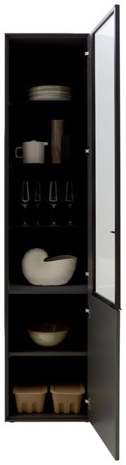 Schwarze Vitrine mit Glastür, gefüllt mit Geschirr und Dekorationsgegenständen, aus frontaler Perspektive.