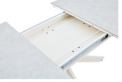 Ausziehbarer Esstisch mit heller, marmorierter Tischplatte und sichtbar ausgezogener Schiene, Detailansicht aus schräger Draufsicht