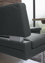 Nahaufnahme einer modernen Eckbank mit dunkelgrauem Lederbezug und Metallgestell, seitliche Perspektive.