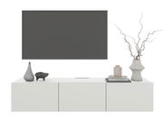 Modernes TV-Hängelowboard in Weiß mit Dekorationen, frontal betrachtet