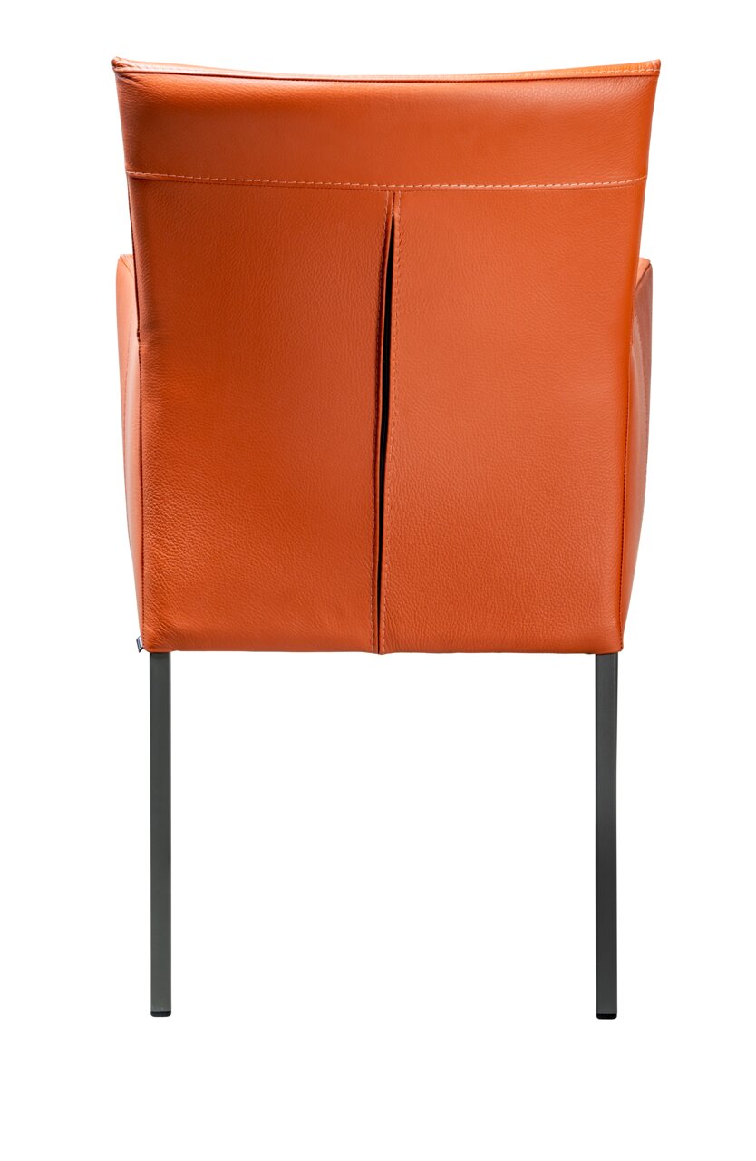 Rückansicht eines orangefarbenen Armlehnstuhls mit schlanken schwarzen Beinen.