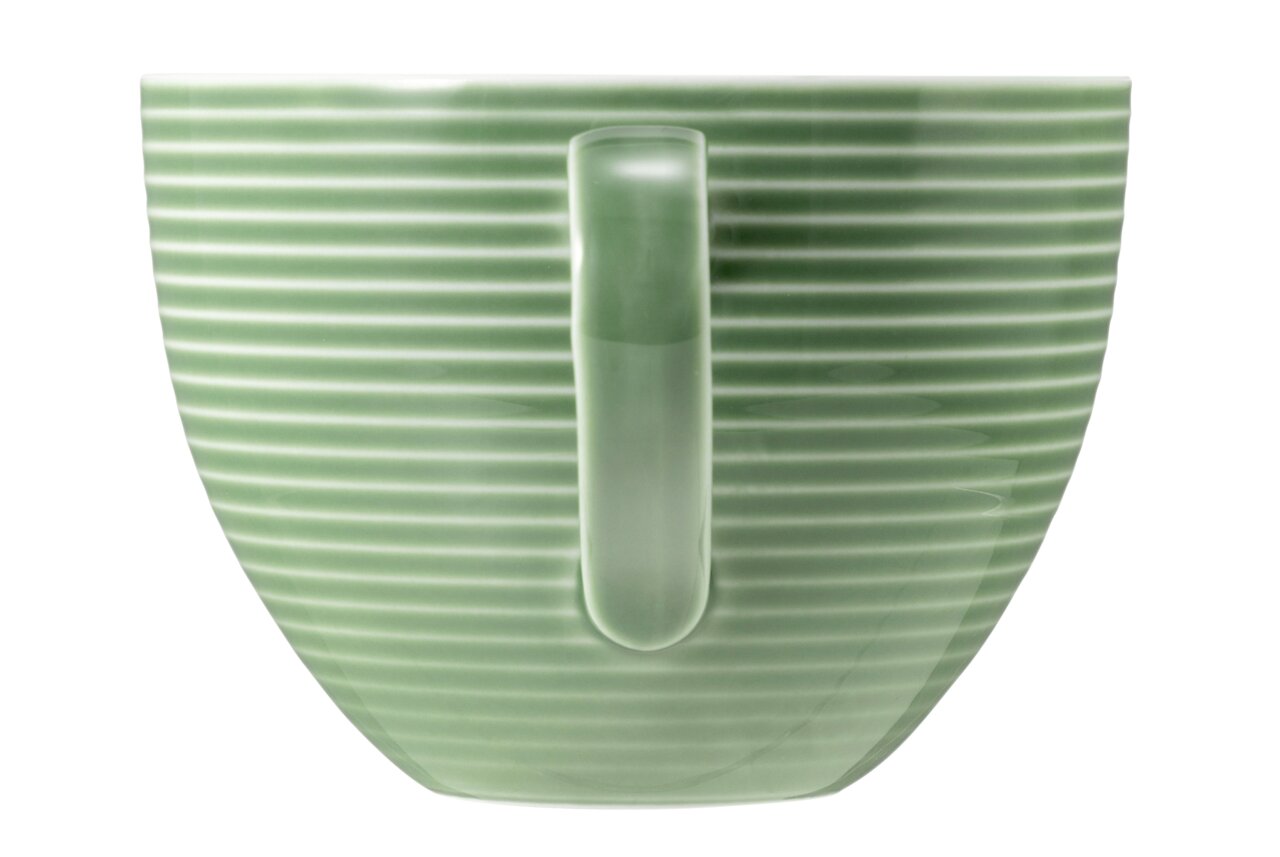 Grüne Milchkaffeetasse mit horizontalen Streifen, seitliche Ansicht