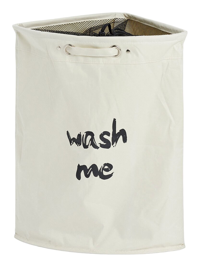 Eck-Wäschesammler in Beige mit der Aufschrift 'wash me', aus schräger Perspektive fotografiert.