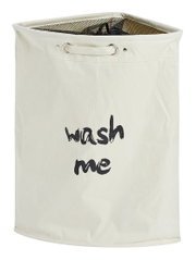 Eck-Wäschesammler in Beige mit der Aufschrift 'wash me', aus schräger Perspektive fotografiert.