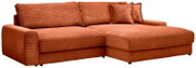 Roestkleurige hoekbank van corduroy met ottomane/longchair aan de rechterkant, brede armleuningen en twee rugkussens, evenals twee sierkussens, vrijstaand op een witte achtergrond, perspectief: vooraanzicht, licht schuin van links