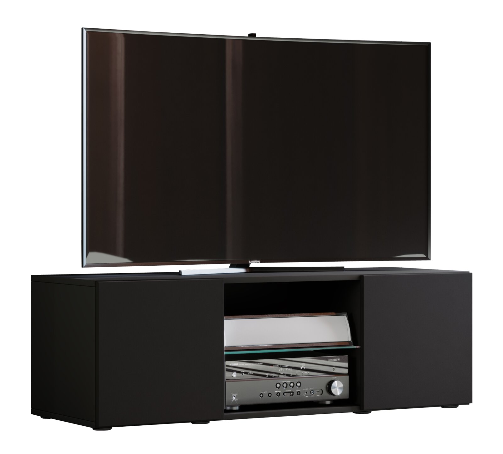 Schwarzes TV-Lowboard/TV-Möbel mit großem Flachbildfernseher oben und HiFi-/Blu-ray-Receiver im offenen Fach, Frontansicht leicht schräg von vorn.