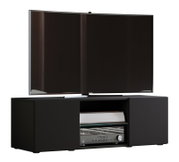 Schwarzes TV-Lowboard/TV-Möbel mit großem Flachbildfernseher oben und HiFi-/Blu-ray-Receiver im offenen Fach, Frontansicht leicht schräg von vorn.