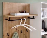 Kompaktgarderobe aus Holz mit schwarzem Metallgestell, zwei weißen Kleiderbügeln und Ablage für Accessoires, seitliche Perspektive