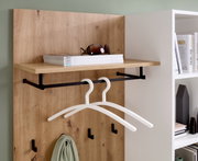 Kompaktgarderobe aus Holz mit schwarzem Metallgestell, zwei weißen Kleiderbügeln und Ablage für Accessoires, seitliche Perspektive