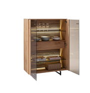 Hochwertiges Highboard aus Holz mit Glastüren, seitliche Perspektive, beleuchtete Regale mit Geschirr und Dekoration.