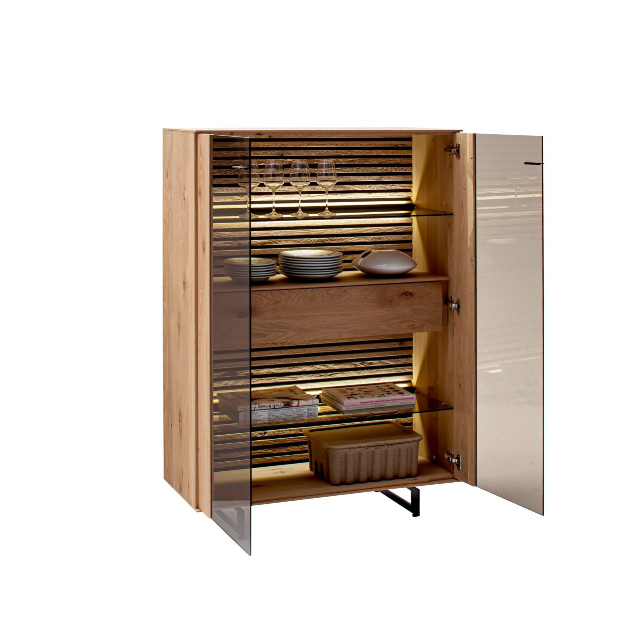 Hoogwaardig houten highboard met glazen deuren, zijaanzicht, verlichte planken met serviesgoed en decoratie.