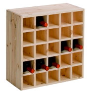 Weinregal aus Holz mit 20 Fächern, gefüllt mit Weinflaschen, Perspektive von vorne links